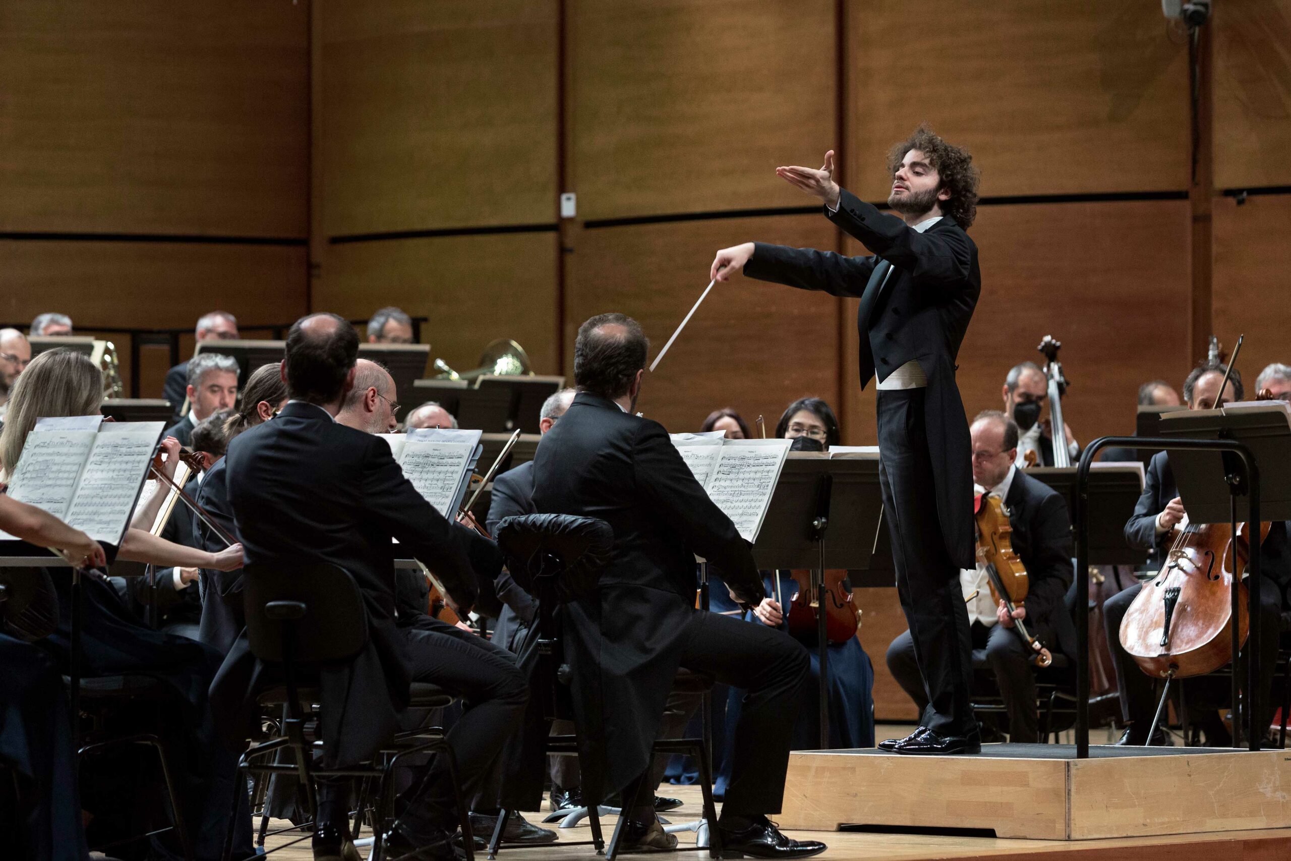 Emmanuel Tjeknavorian con l'Orchestra Sinfonica di Milano nel concerto 'Mille e una notte. Ph. Angelica Concari.